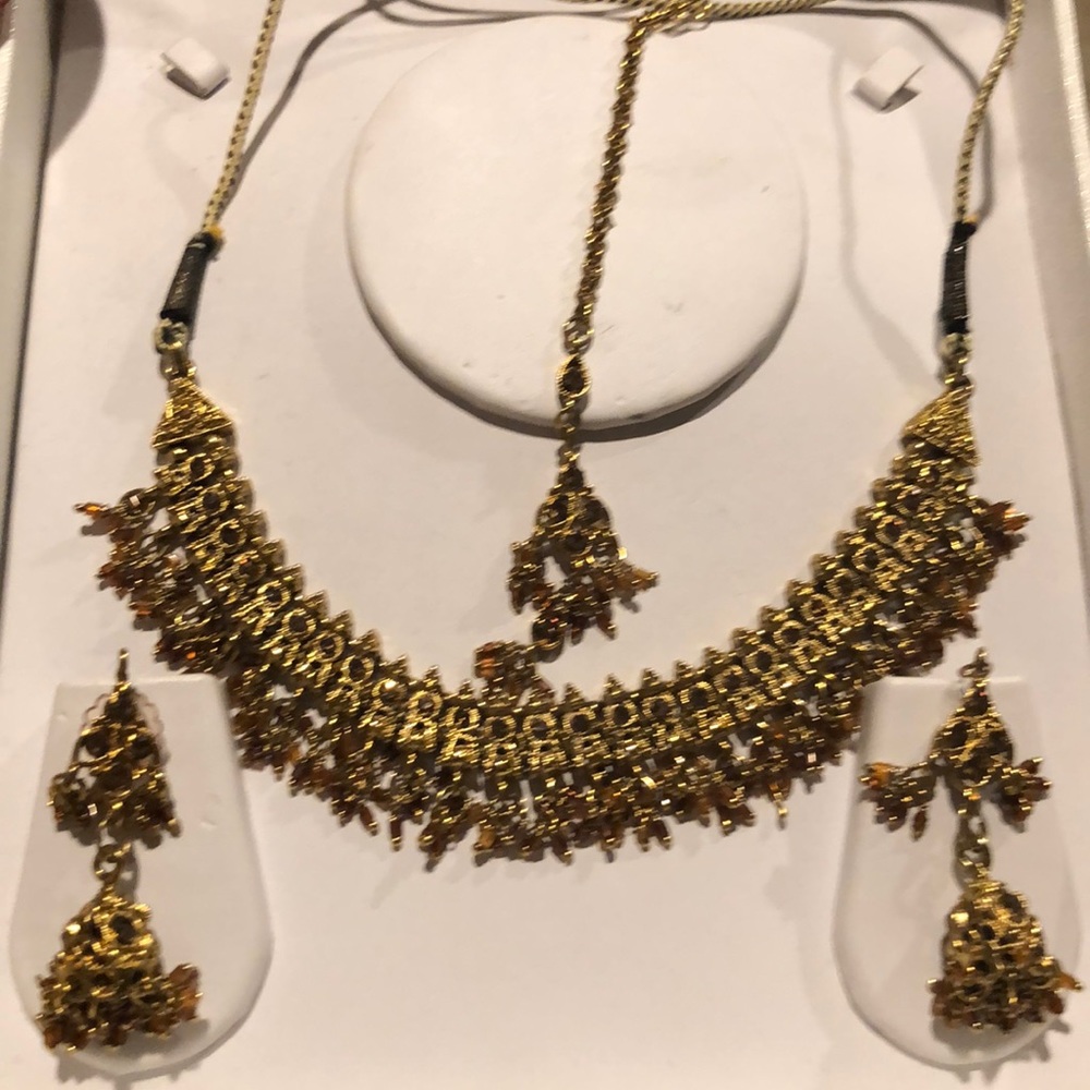 Necklace and earring set